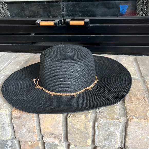 Ladies sun hat. Black with gold coloured chain. Aldo. Tags still attached. - Picture 4 of 4